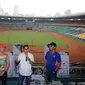 Perwakilan komunitas pelari memberi keterangan terkait kesiapan mengikuti Gelora Run 2016 di Stadion GBK Jakarta, Rabu (18/5/2016). Rencananya, Gelora Run 2016 digelar pada Minggu (22/6) dan diikuti sekitar 1500 peserta. (Liputan6.com/Helmi Fithriansyah)