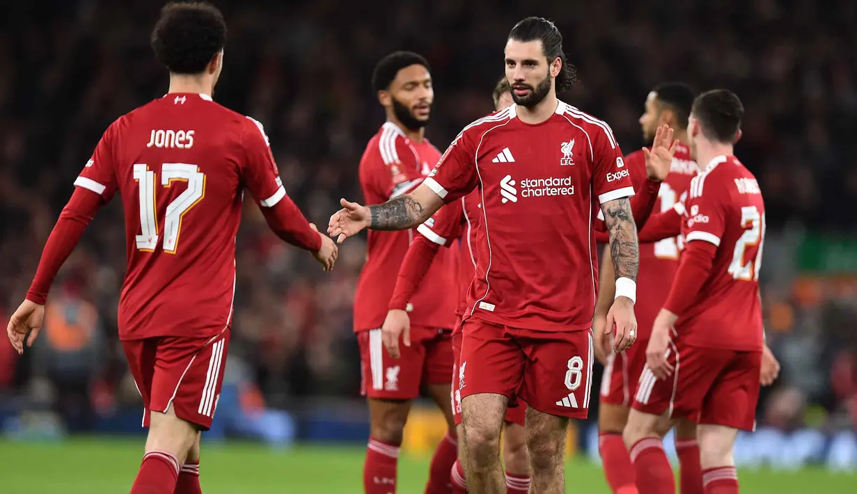 Kemenangan ini sekaligus mengamankan tiket The Reds ke putaran keempat Piala FA Inggris dan dijadwalkan bertemu sesama klub Premier League, Brighton & Hove Albion pada 14 Februari 2026. Tampak dalam foto, gelandang Liverpool asal Hungaria, Dominik Szoboszlai (kanan) merayakan golnya saat pertandingan putaran ketiga Piala FA Inggris melawan Barnsley di Stadion Anfield, pada Senin 12 Januari 2026 waktu setempat atau Selasa (13/1/2026) dini hari WIB. (PETER POWELL/AFP)