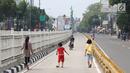 Sejumlah anak bermain di jalur TransJ (busway) Jalan Warung Jati Barat, Jakarta saat kegiatan Car free day (CFD), Minggu (17/9). Car free day kembali digelar untuk kedua kalinya di kawasan Mampang Prapatan hingga Pejaten. (Liputan6.com/Immanuel Antonius)