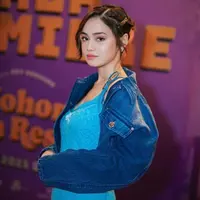 Dalam kesempatan itu. Aktris 23 tahun itu dirias oleh Makeup Artist/MUA ternama, Franky Wu. Syifa Hadju tampil memesona dengan glowy makeup look. [@syifahadju/@itsfrankywu]