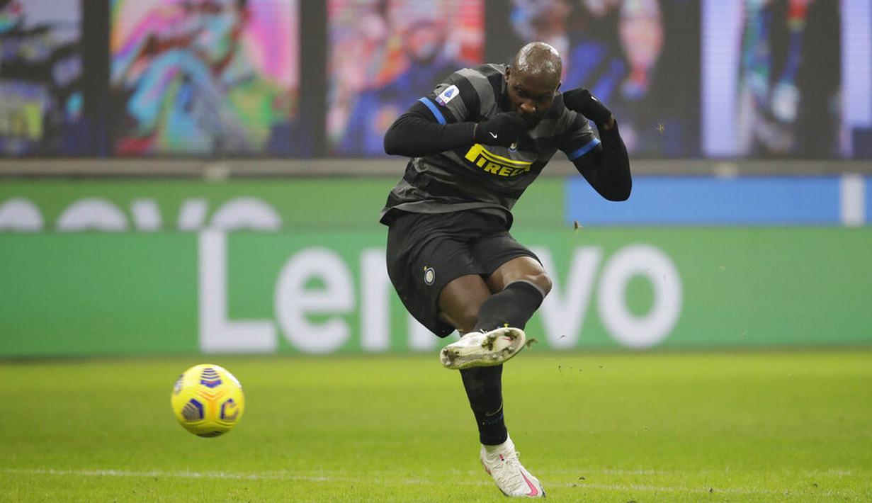 Striker Inter Milan, Romelu Lukaku, melakukan selebrasi bersama Lautaro Martinez usai mencetak gol ke gawang Benevento pada laga Liga Italia di Stadion Giuseppe Meazza, Minggu (31/1/2021), Inter Milan menang dengan skor 4-0. (AP/Luca Bruno)