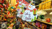 Jelang Natal dan Tahun Baru sejumlah toko menawarkan berbagai macam hiasan Natal, Jakarta, Kamis (15/12). Pedagang mengaku penjualan pernak-pernik natal ini mengalami peningkatan hingga 100 persen. (Liputan6.com/Angga Yuniar) 