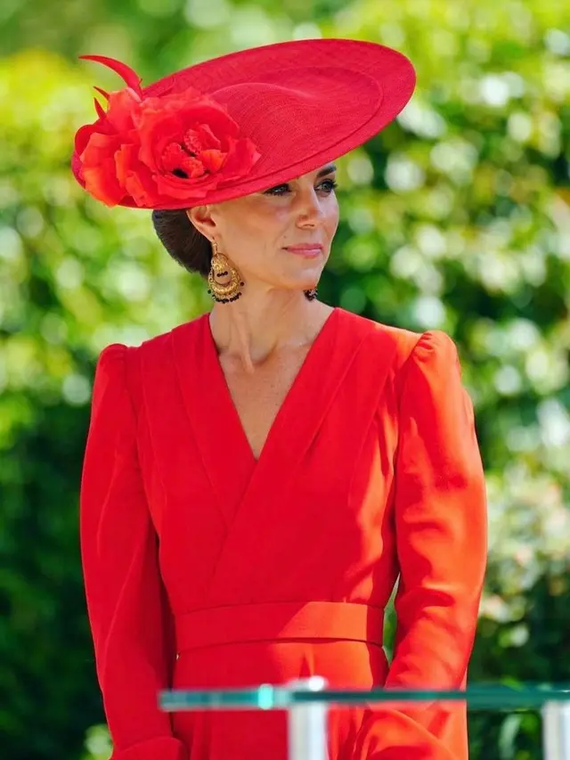 Gaya Elegan dan Maskulin Kate Middleton Tunjukkan Dua Persona Berbeda, Lebih Suka yang Mana?