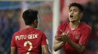 Bek Timnas Indonesia, Fachruddin Aryanto, memberikan semangat kepada rekannya saat melawan Thailand pada laga Piala AFF 2018 di Stadion Rajamangala, Bangkok, Sabtu (17/11). Thailand menang 4-2 dari Indonesia. (Bola.com/M. Iqbal Ichsan)