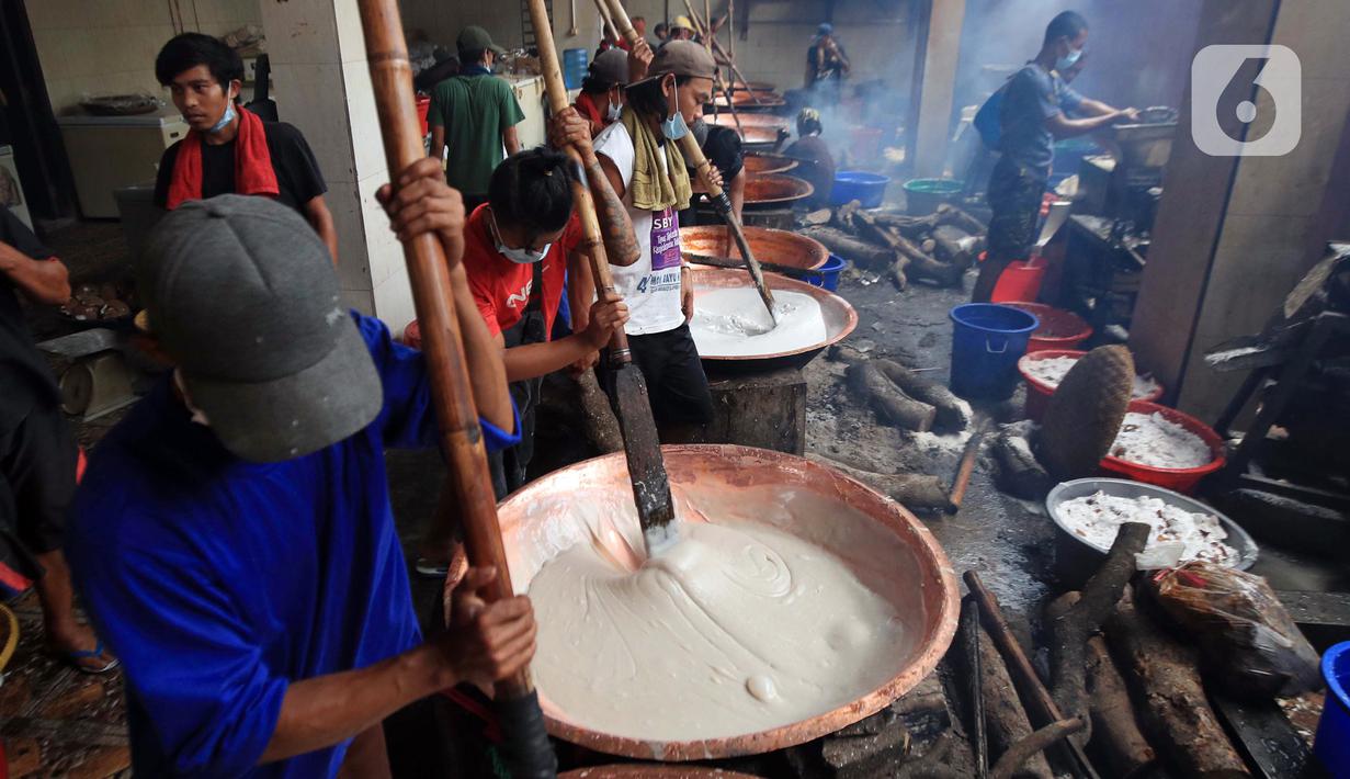 Pekerja mengaduk adonan tepung untuk membuat dodol di Pabrik Nyonya Lauw di Jalan Lio Baru Kecamatan Neglasari, Tangerang, Banten, Selasa (26/1/2021). Jelang Tahun Baru Imlek pada 12 Februari mendatang, permintaan dodol dan kue keranjang meningkat menjadi dua kali lipat. (Liputan6.com/Johan Tallo)