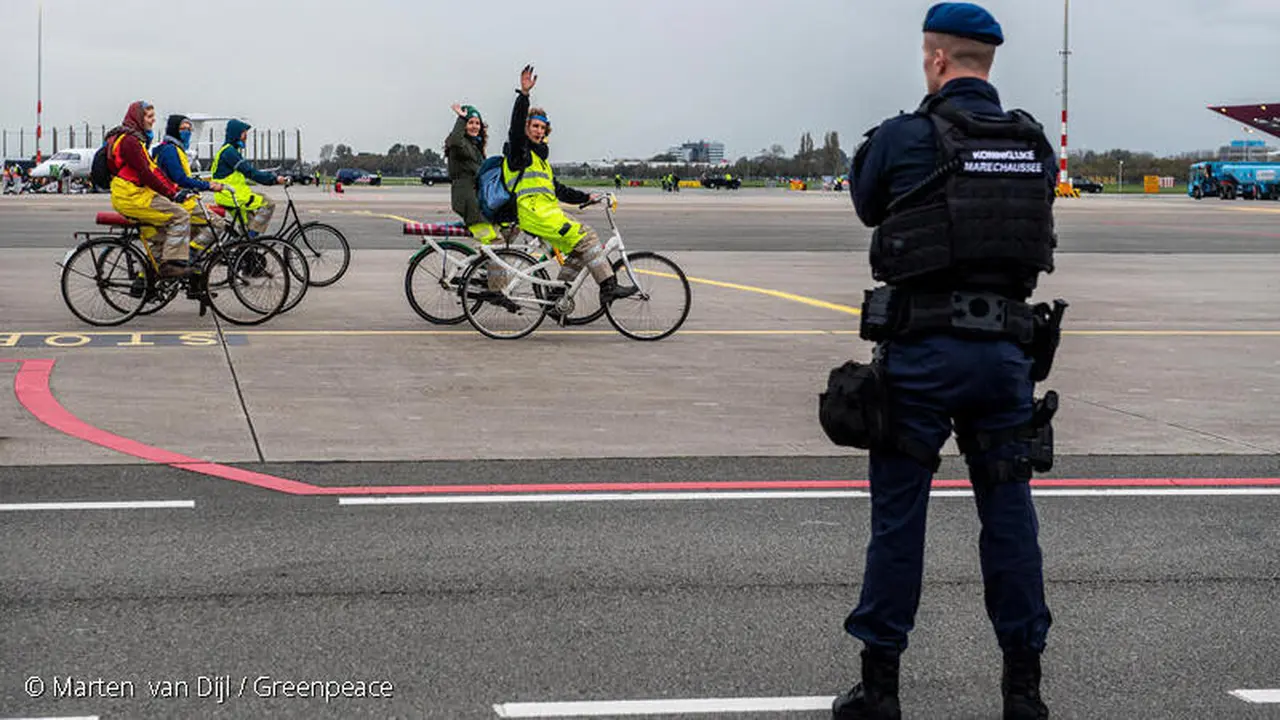 Aksi aktivis lingkungan naik sepeda untuk halangi jet pribadi di Belanda.