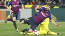 Striker Barcelona, Luis Suarez, terjatuh saat berebut bola dengan pemain Villarreal, Ramiro Funes Mori, pada laga La Liga 2019 di Stadion Ceramica, Selasa (2/4). Kedua tim bermain imbang 4-4. (AP/Alberto Saiz)
