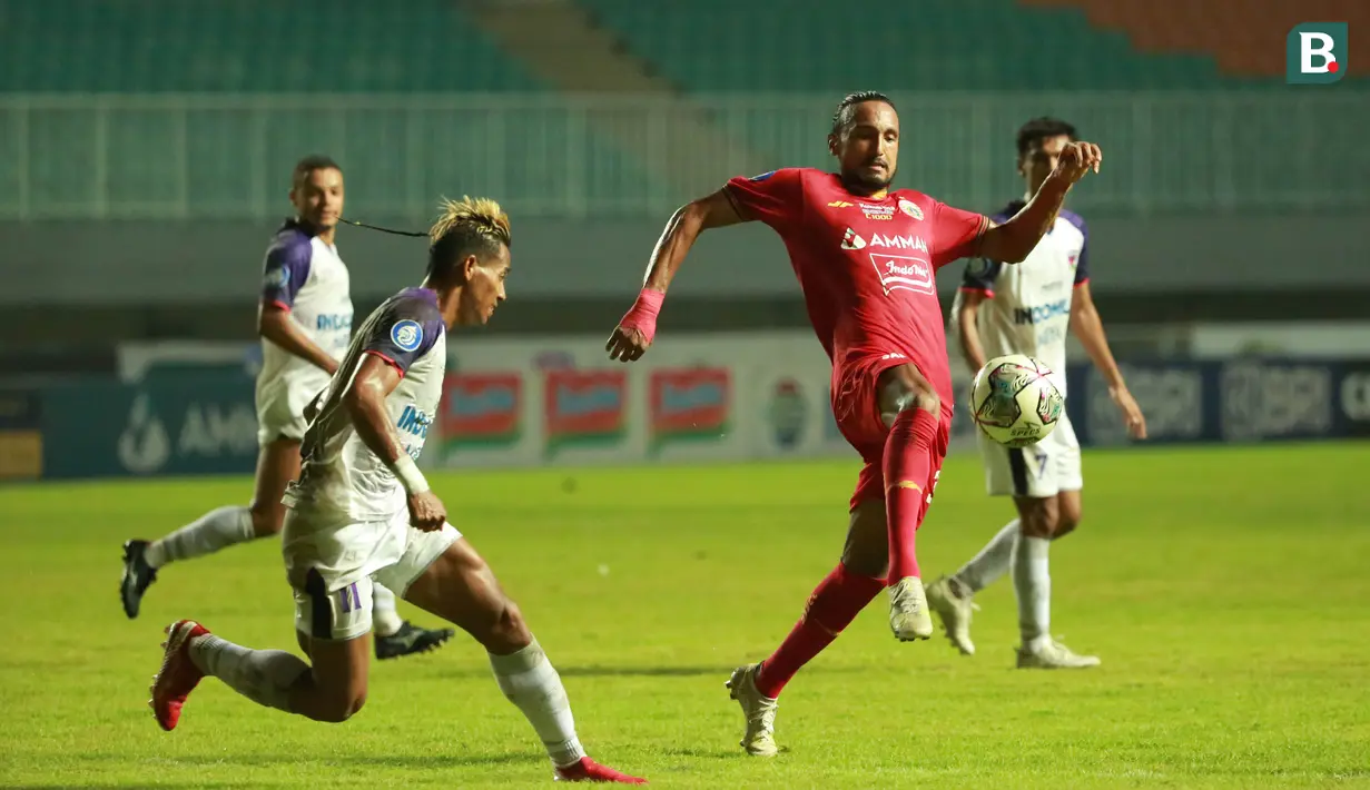 Pemain Persija Jakarta, Rohit Chand mengontrol dibayangi oleh pemain Persita, Muhammad Toha pada pertandingan pekan kelima BRI Liga 1 di Stadion Pakansari, Selasa (28/9/2021). (Bola.com/ M Iqbal Ichsan)