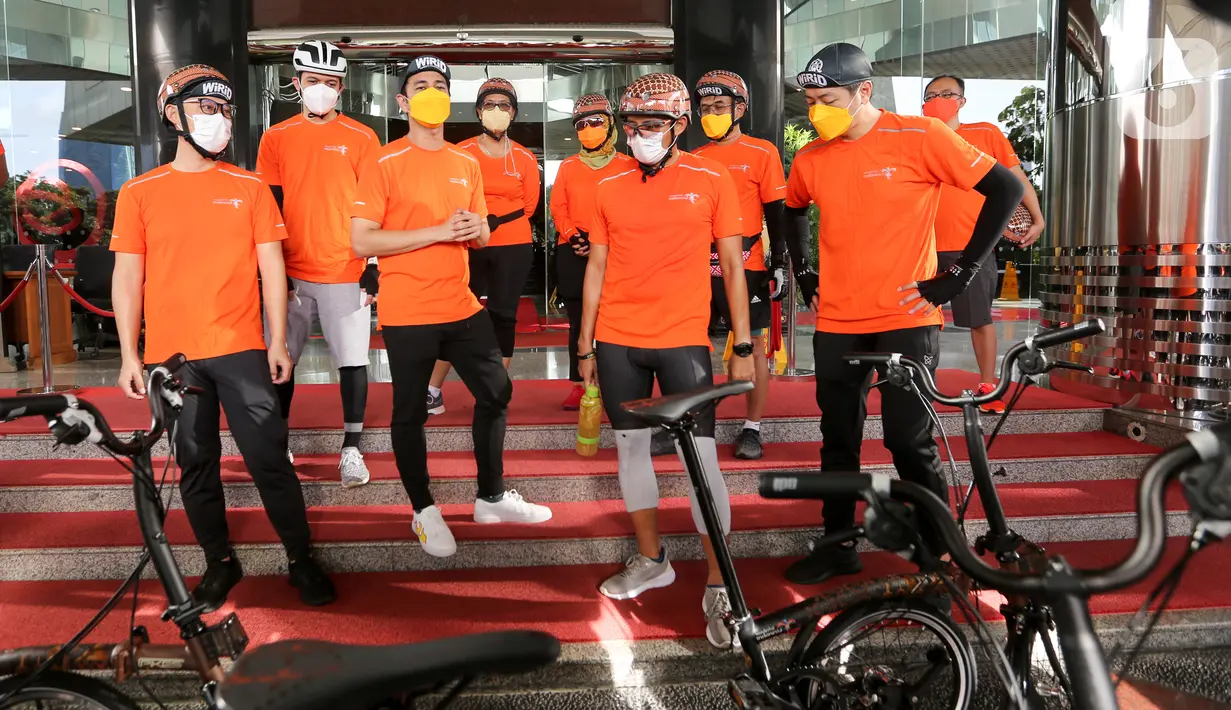 CEO Element Bike Hendra, Brand Ambassador tiket.com Raffi Ahmad, Menteri Parekraf Sandiaga Uno, Chief People Officer, tiket.com Dudi Arisandi dan Co-Founder & Chief Marketing Officer Gaery Undarsa berbincang di Gedung Kemenparekraf, Jakarta Selasa (23/03/2021). (Liputan6.com/Fery Pradolo)