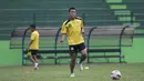 Kapten Arema Cronus, Ahmad Bustomi, mengoper bola saat berlatih jelang laga menghadapi Sriwijaya FC pada Piala Jenderal Sudirman di Stadion Gajayana, Malang, Jumat (20/11/2015). (Bola.com/Vitalis Yogi Trisna)