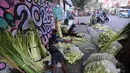Untuk memenuhi permintaan masyarakat, ribuan hinggan ratusan ribu kulit ketupat lebaran per hari, mampu mereka produksi. Tampak dalam foto, pedagang menyelesaikan produksi kulit ketupat lebaran di Pasar Pondok Labu, Jakarta, Rabu (18/3/2026). (merdeka.com/Arie Basuki)