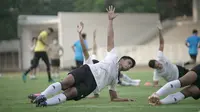 Pemain Timnas Indonesia saat mengikuti sesi latihan perdana di Stadion Madya, Jakarta, Jumat (7/8/2020) sore WIB. Sebanyak 24 pemain Timnas Indonesia jalani latihan perdana dengan mengikuti protokol kesehatan. (dok.PSSI)