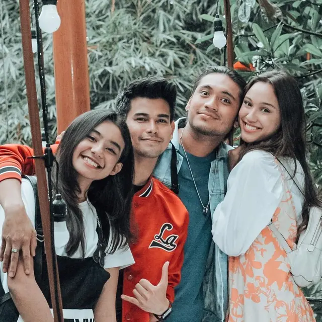 7 Potrret Kebersamaan Pasangan Kekasih dalam Love Story The Series