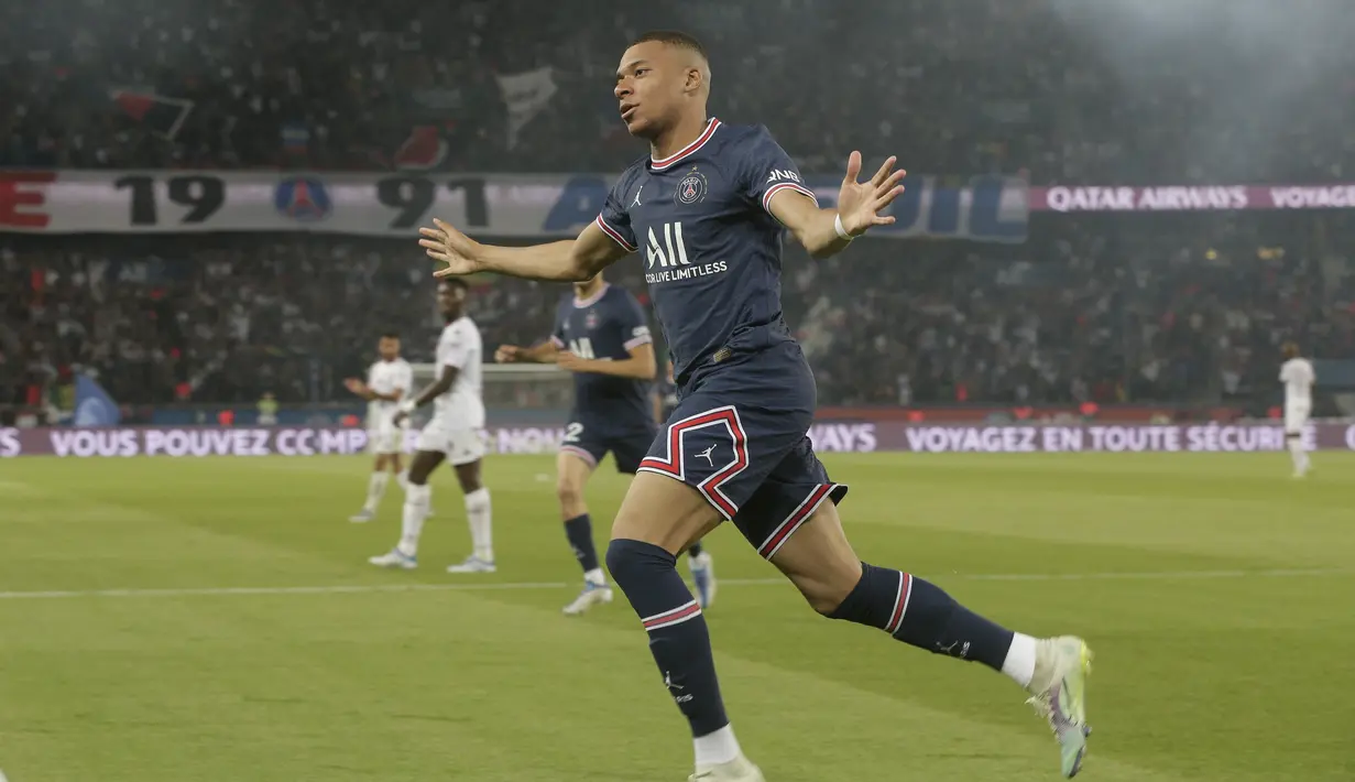 <p>Penyerang PSG, Kylian Mbappe melakukan selebrasi usai mencetak gol ke gawang Metz pada pertandingan lanjutan Liga 1 Prancis di stadion Parc des Princes di Paris, Prancis, Minggu (22/5/2022). Mbappe mencetak tiga gol dan mengantar PSG pesta lima gol ke gawang Metz. (AP Photo/Michel Spingler)</p>