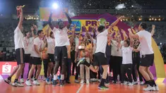 Selebrasi para pemain Jakarta Bhayangkara Presisi merayakan gelar juara PLN Mobile Proliga 2024 setelah mengalahkan Jakarta LavAni Allobank Electric 3-1 (28-30, 25-22, 25-22 dan 25-23) pada laga grand final di Indonesia Arena, Senayan, Jakarta, Minggu (21/7/2024). (Bola.com/Bagaskara Lazuardi)