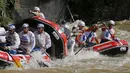 Tim Arung Jeram dari negara Kroasia,Italia dan Perancis (ki-ka) bersaing di Kejuaraan Dunia Arung Jeram 2015, Sukabumi, Jawa Barat, (7/12). Sebanyak 23 negara dari berbagai belahan benua mengikuti kejuaraan dunia ini. (REUTERS/Beawiharta)