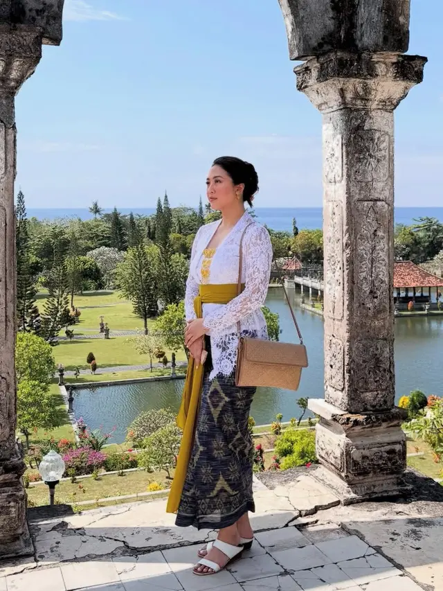Sherina Dibalut Kebaya saat berada di Bali. [@sherinamunaf]