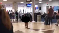 Aksi wanita tanpa busana di Bandara Internasional Atlanta Hartsfield Jackson (Twitter/@mufc_rose)