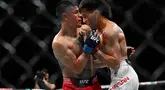 Petarung Indonesia Bilal Hasan (kanan) saat melawan petarung  dari Peru Nilson Rojas dalam pertandingan kelas terbang putra pada ajang UFC Fight Night di Oriental Sports Center, Shanghai, Sabtu, 29 Agustus 2026. (AFP/ Jade Gao)