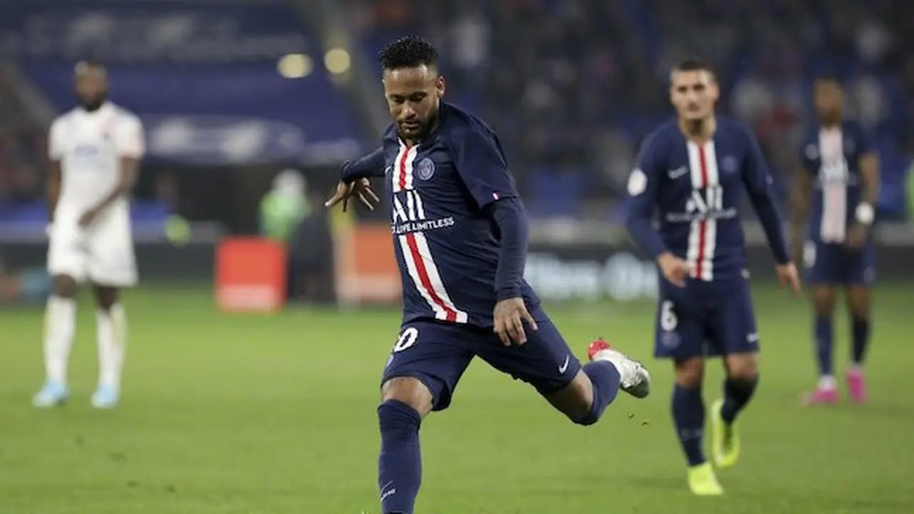 Neymar saat berlaga di pertandingan antara Lyon vs PSG. (c) AP Photo