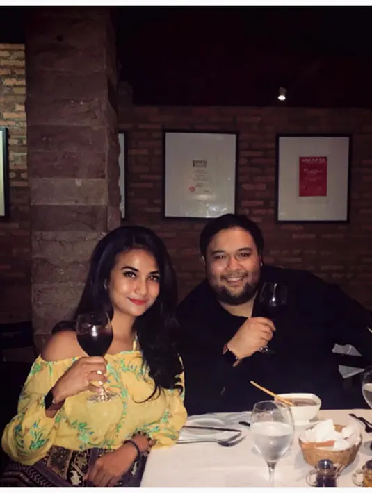 "Mantan sih diundang kali ya. Urusan mau datang apa enggak terserah, yang penting diundang. Mantan kan enggak harus jadi musuh. Datang atau enggaknya urusan masing-masing," ujar perempuan 24 tahun tersebut. (Instagram/vanessaangelofficial)