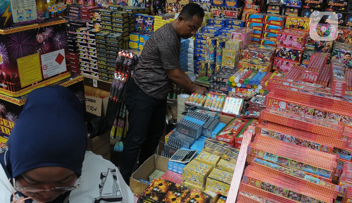 Menurut pedagang setempat, penjualan kembang api mulai ramai H-3 dan H-2 malam Tahun Baru 2024. (merdeka.com/Imam Buhori)
