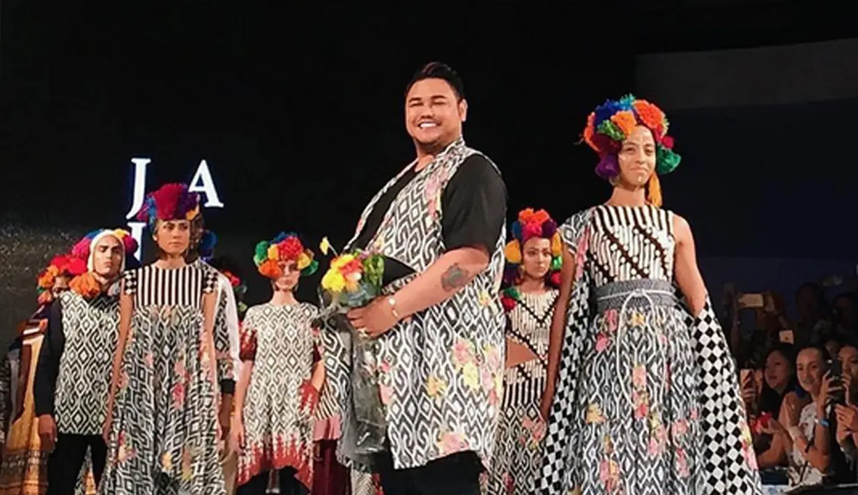 Melansir tulisan yang tertera di unggahan foto akun instagram @lafw, gaun panjang JAJAKA karya Ivan Gunawan ini dinobatkan menjadi Gaun terfavorite di LAFW SS17. (Instagram/Ivan_gunawan)