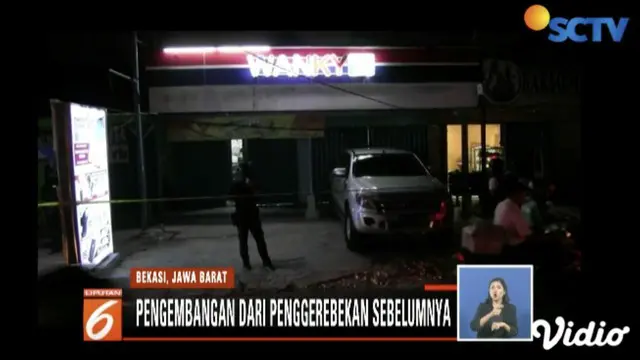 Densus 88 Antiteror Polri olah TKP dan cari barang bukti lain di lokasi bom pipa di gerai ponsel di Bekasi Utara.