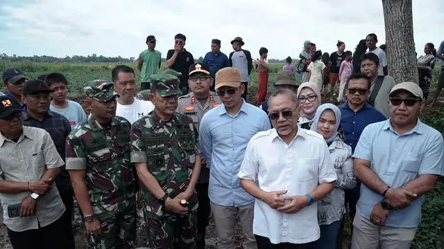 Menteri Koordinator Bidang Pangan Zulkifli Hasan (Zulhas) meninjau langsung lokasi banjir di Lampung Selatan.