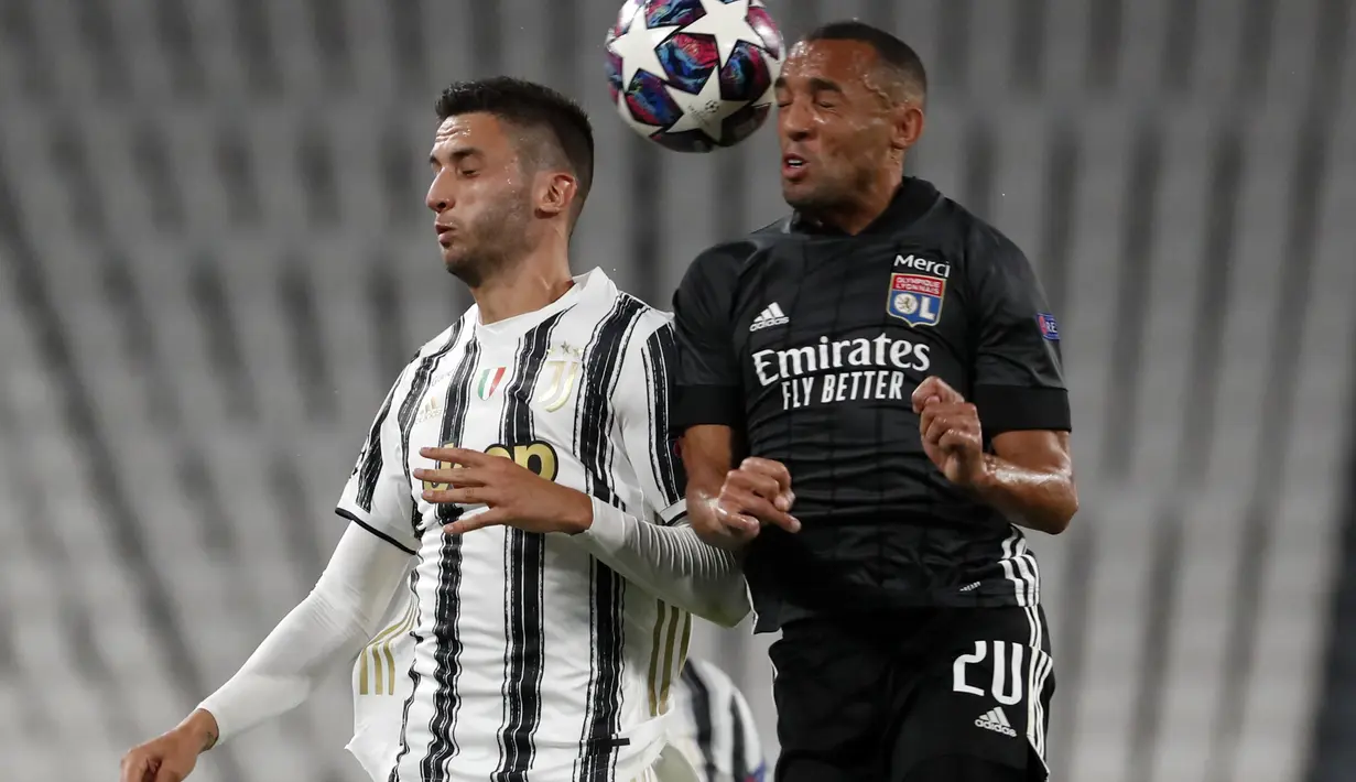Gelandang Juventus, Rodrigo Bentancur berebut bola udara dengan pemain Lyon, Marcalpada leg kedua babak 16 besar Liga Champions di Allianz stadium, Turin, Italia (7/8/2020). Juventus menang 2-1 atas Lyon, namun tersingkir dari Liga Champions setelah aggregat skor 2-2. (AP Photo/Antonio Calanni)