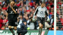 Gelandang Manchester United, Paul Scholes tampak kecewa setelah gagal mencetak gol ke gawang Arsenal dalam babak adu penalti pada laga final Piala FA 2004/2005 di Millennium Dome, Cardiff, Wales (21/5/2005). Manchester United gagal menjuarai Piala FA 2004/2005 setelah kalah 4-5 dari Arsenal di partai final melalui adu penalti setelah hingga babak perpanjangan waktu skor masih sama kuat 0-0. Satu-satunya pemain MU yang gagal dalam adu penalti adalah Paul Scholes sebagai penendang kedua. (AFP/Adrian Dennis)
