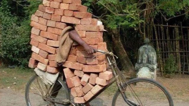 6 Aksi Orang Angkut Batu Bata Ini Bikin Geleng Kepala