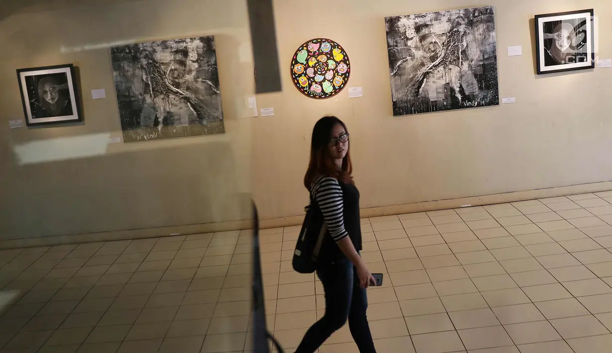 Pengunjung mengamati karya di pameran seni rupa bertajuk ‘Ekspresi Ragam Jiwa’ di Galeri Cipta III Taman Ismail Marzuki, Jakarta, Rabu (4/4). Pameran menampilkan karya 24 seniman untuk memeringati Hari Bipolar Sedunia. (Liputan6.com/Immanuel Antonius)