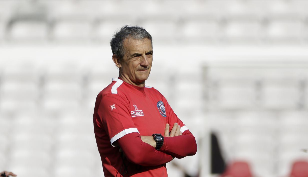 Pelatih Arema FC, Milomir Seslija, memperhatikan timnya saat menggelar sesi latihan di SUGBK, Jakarta, Jumat (2/8). Jelang hadapi Persija, skuat Arema jajal Stadion GBK. (Bola.com/YoppyRenato)