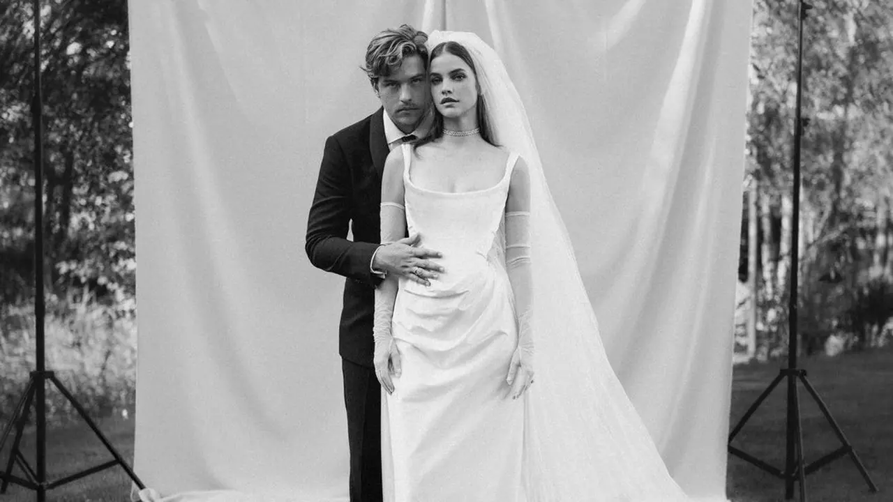 8 Gaya Barbara Palvin Dinikahi Dylan Sprouse usai 5 Tahun Berpacaran, Pakai Gaun Klasik Vivienne Westwood