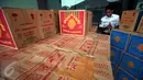 Petugas bediri di dekat sejumlah kardus berisi jamu di kantor BPOM Yogyakarta, Rabu (30/3/2016). BPOM Yogyakarta berhasil mengamankan 1.800 kardus jamu tradisional tanpa izin edar. (Foto: Boy Harjanto)