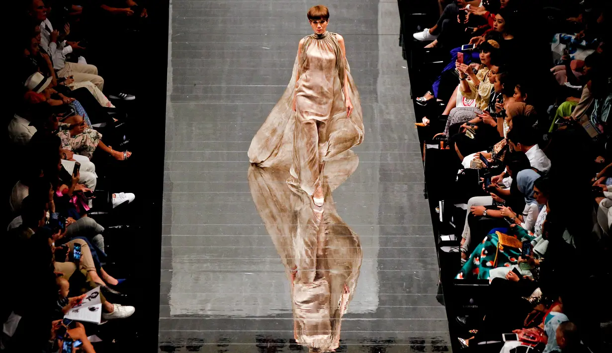 Model membawakan busana kreasi Fiziwoo saat berjalan di atas catwalk selama Festival Fashion Week di Kuala Lumpur, Malaysia, (18/8). (AP Photo / Daniel Chan)