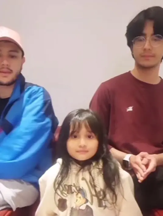 Dari berbagai video yang diunggah Andi Soraya memperlihatkan interaksi Shawn Adrian dengan adik perempuannya. Bagaimana menurutmu, Sahabat FIMELA? [Foto: Instagram/andisorayabeatrix]