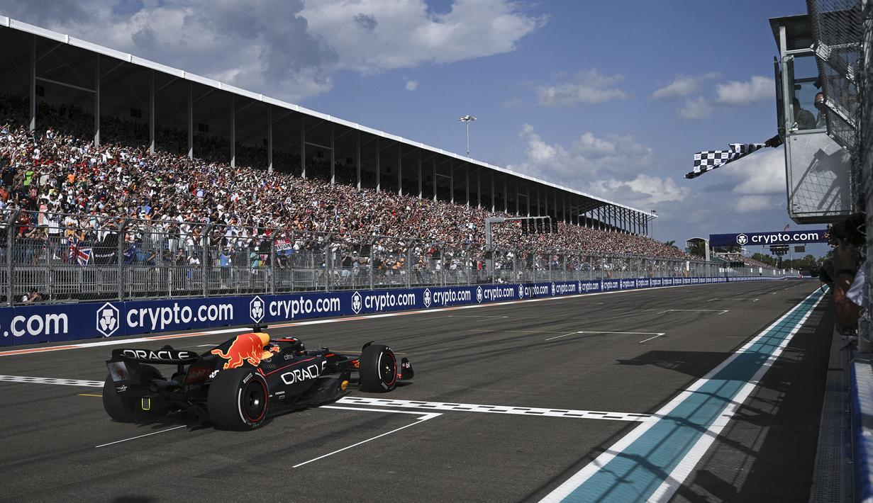 <p>Atas kemenangan ini, kini, Verstappen hanya tertinggal 19 poin dari Charles Leclerc yang masih kokoh di puncak. (AP/Darron Cumings)</p>