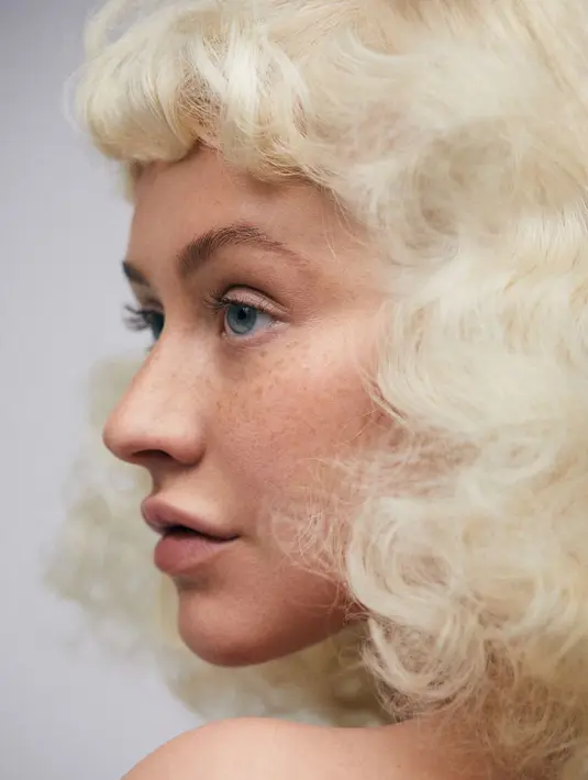 Difoto tanpa makeup, mata Christina Aguileraterlihat benar-benar hidup. (ZOEY GROSSMAN/PAPER MAGAZINE)