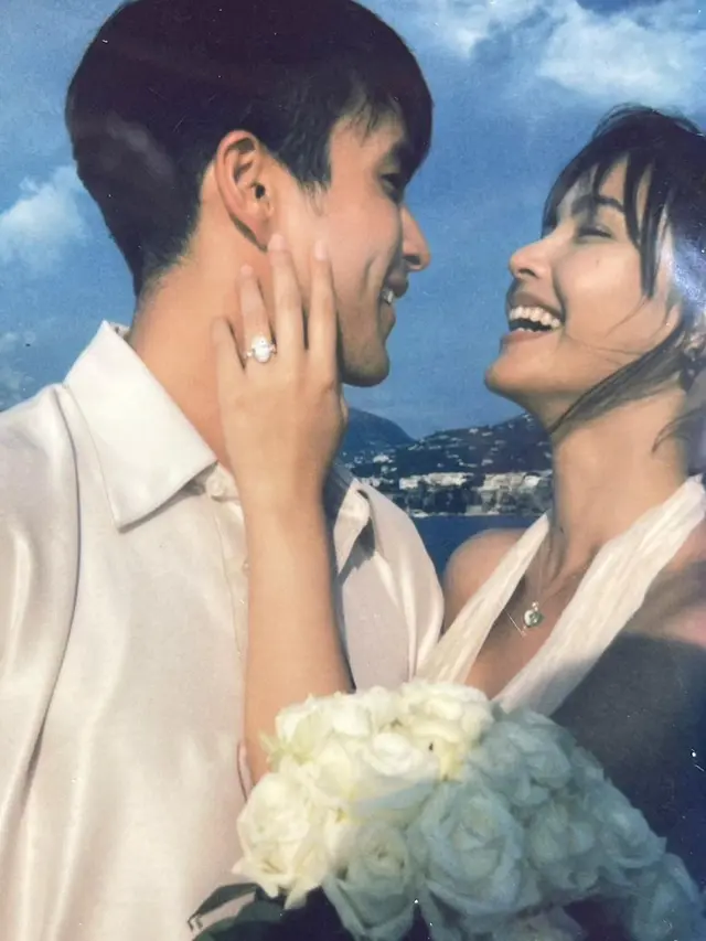 Yaya Urassaya Sperbund dilamar Nadech Kugimiya usai 12 tahun pacaran (Foto: Instagram urassayas)