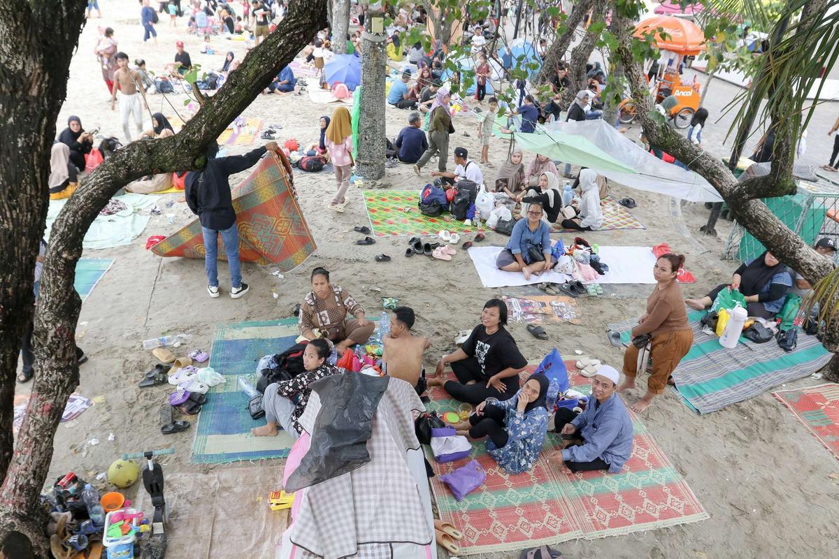 Ribuan warga berwisata di Pantai Ancol