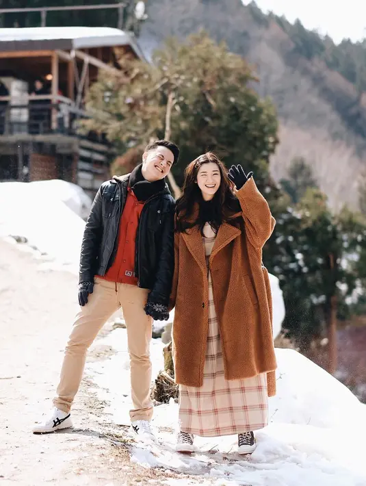 Berbeda dari pasangan selebritis muda yang kerap pamer kemesraan berlebihan, Billy dan Patricia lebih sering melakukan kegitan positif bersama. Selain postingan yang mesra, keduanya sering membagikan kata-kata romantis yang bikin netizen meleleh. (Liputan6.com/IG/@billydavidson_)