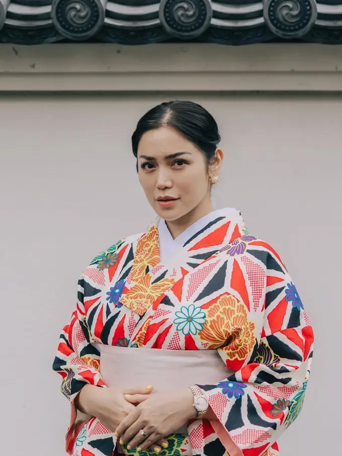 Jessica Iskandar kenakan kimono saat liburan ke Jepang bersama keluarga. [@inijedar]