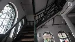 Kondisi bangunan di dalam Masjid Jami Al-Makmur yang terletak di Cikini, Jakarta, Rabu (23/5). Masjid peninggalan Raden Saleh, sang maestro lukis Indonesia ini berdiri sejak tahun 1860-an di pinggir Kali Ciliwung. (Merdeka.com/Iqbal S Nugroho)
