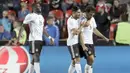 Para pemain Jerman merayakan gol Mats Hummels (kanan) saat melawan Republik Ceska pada laga Grup C kualifikasi Piala Dunia 2018 di Plzen, Republik Ceska (1/9/2017). Jerman menang 2-1. (AP/Petr David Josek)