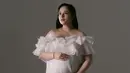 Perempuan 31 tahun itu tampil anggun berbalut off shoulder dress sutra dengan neckline ruffle. Gaun putih dari Monalease itu menjuntai ke bawah yang sukses bikin Chelsea terlihat elegan [@chelseaislan]