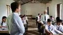 Durga Kami saat menjawab pertanyaan dari guru ketika jam pelajaran di ruang kelasnya di SMA Shree Kala Bhairab di Syangja, Nepal, 5 Juni 2016. Siapa sangka kakek berusia 68 tahun itu ternyata seorang siswa kelas X. (REUTERS/Navesh Chitrakar)