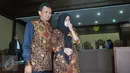 Gatot P Nugroho dan istri Evy Susanti usai menjalani Sidang Vonis di Pengadilan Tipikor Jakarta, Senin (14/3/2016). Hakim menjatuhkan hukuman penjara kepada Evy Susanti selama 2 tahun dan denda 150 juta. (Liputan6.com/Faisal R Syam) 