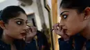 Peserta saat merias wajahnya saat mengikuti audisi model Amazon India Fashion Week 2017 di New Delhi (20/1). Puluhan wanita bersaing untuk dapat terpilih dalam 16 model yang tampil di Amazon India Fashion Week 2017. (AFP Photo)